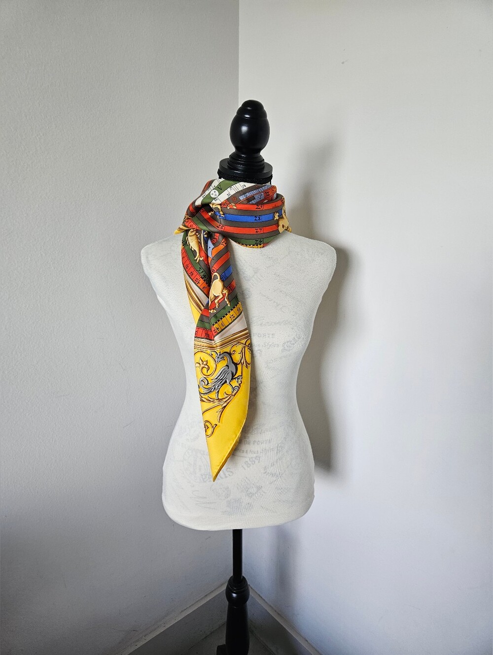 🇨🇵HERMES Silk scarf Yellow, Red "Dies et  Hore" 90X90 cm(approx) authentic!